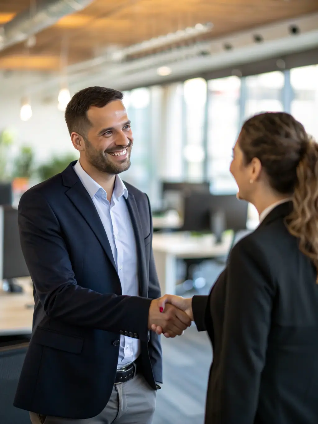 A handshake between a financial consultant and a satisfied client, symbolizing trust and long-term partnerships with Cashspace.uno.